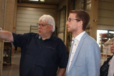 Besichtigung RR Team Laubach - Geschäftsführer Uwe Ebert erläutert CDU-Landtagskandidat Michael Ruhl die Produktionsstätte
 