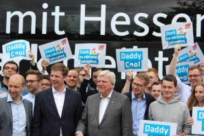 JU-Hessen Wahlkampfstart in Alsfeld - „Daddy Cool“ Volker Bouffier (Mitte), CDU-Landtagskandidat Michael Ruhl (rechts daneben) und die Junge Union Hessen starteten in Alsfeld in den Wahlkampf
	
