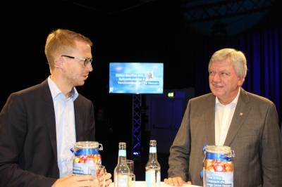 JU-Hessen Wahlkampfstart in Alsfeld - Talkrunde der Jungen Union Hessen in Alsfeld zum Wahlkampfstart: CDU-Landtagskandidat Michael Ruhl und CDU-Spitzenkandidat Volker Bouffier (rechts)

