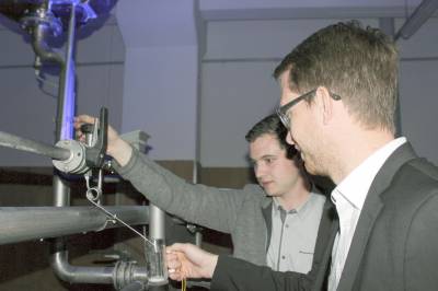 Braumeister Valentin Vogel zapft ein Probeschlückchen Bier für den Landtagsabgeordneten Michael Ruhl (re.).