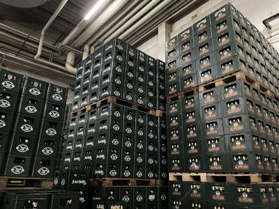 Das Lager ist mit Alsfelder Bier, Schlitzer Auerhahn und anderen Brauspezialitäten für einen durstigen Sommer bestens gerüstet.