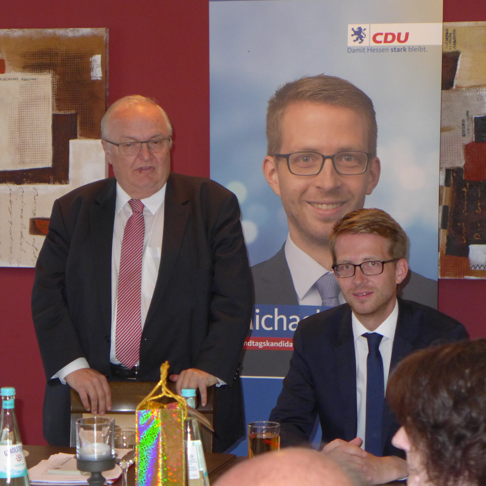 Werben für Zustimmung zur Verfassungsänderung in Hessen am 28. Oktober: Kurt Wiegel, CDU-Landtagskandidat Michael Ruhl, Jürgen Banzer und Schottens CDU-Vorsitzender Hans-Jürgen Jochim (von rechts).