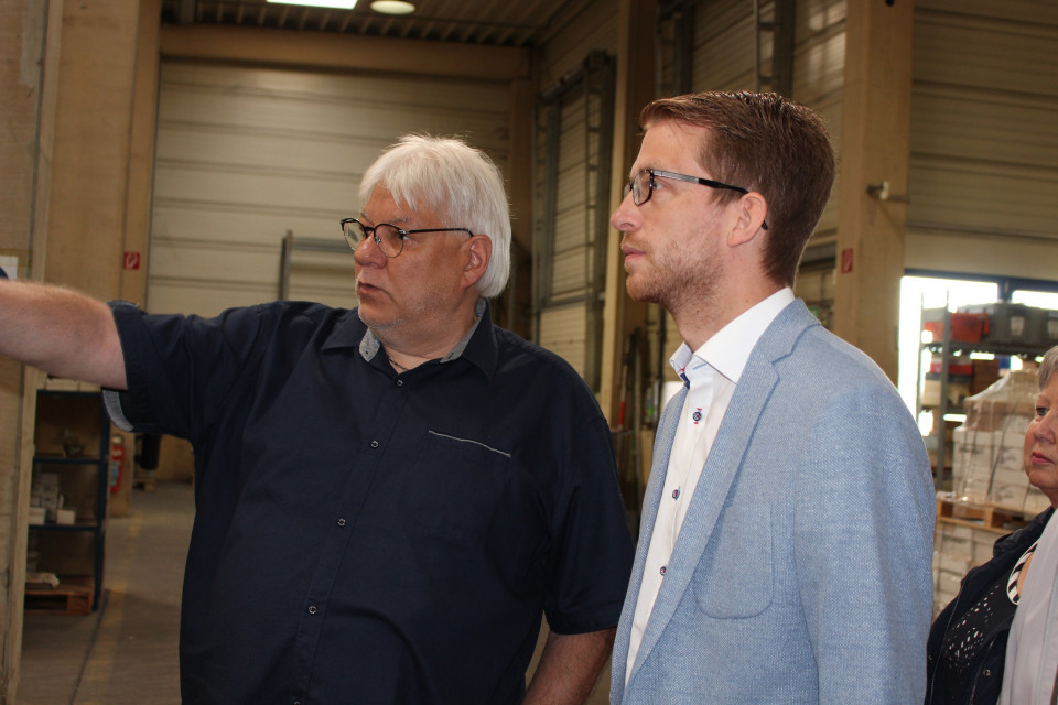  Geschäftsführer Uwe Ebert erläutert CDU-Landtagskandidat Michael Ruhl die Produktionsstätte